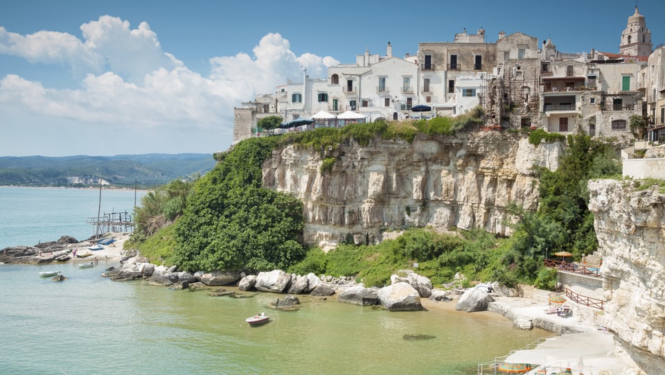 un'immagine di edifici bianchi sul bordo di una scogliera bianca vicino al mare
