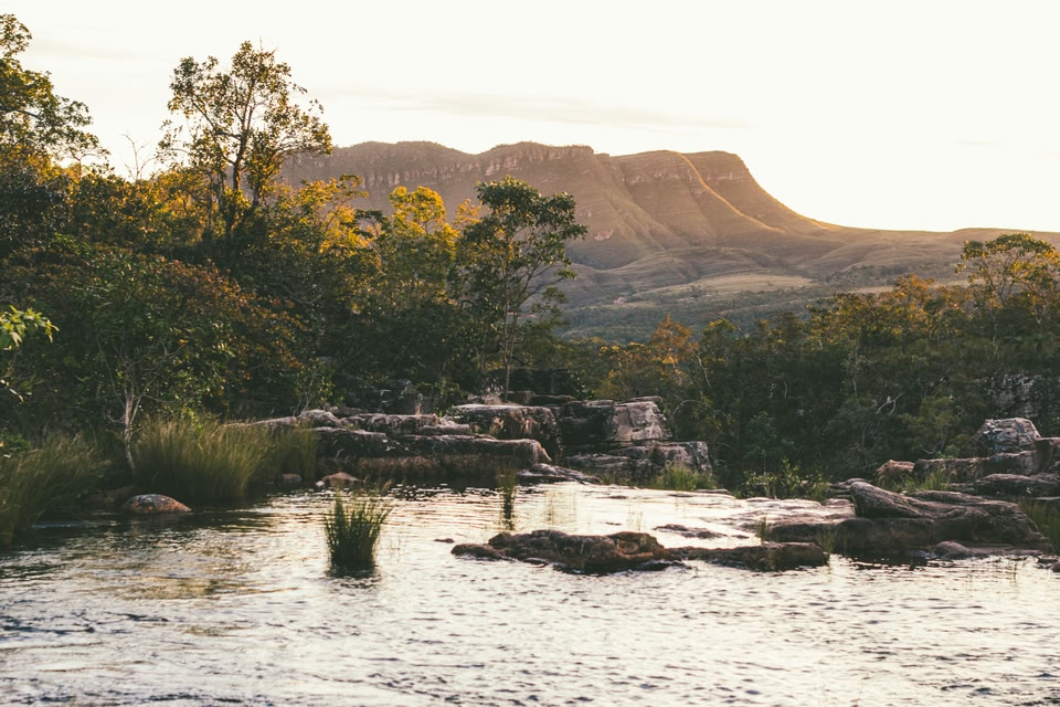 Paisagens com montes e rios da Chapada dos Veadeiros