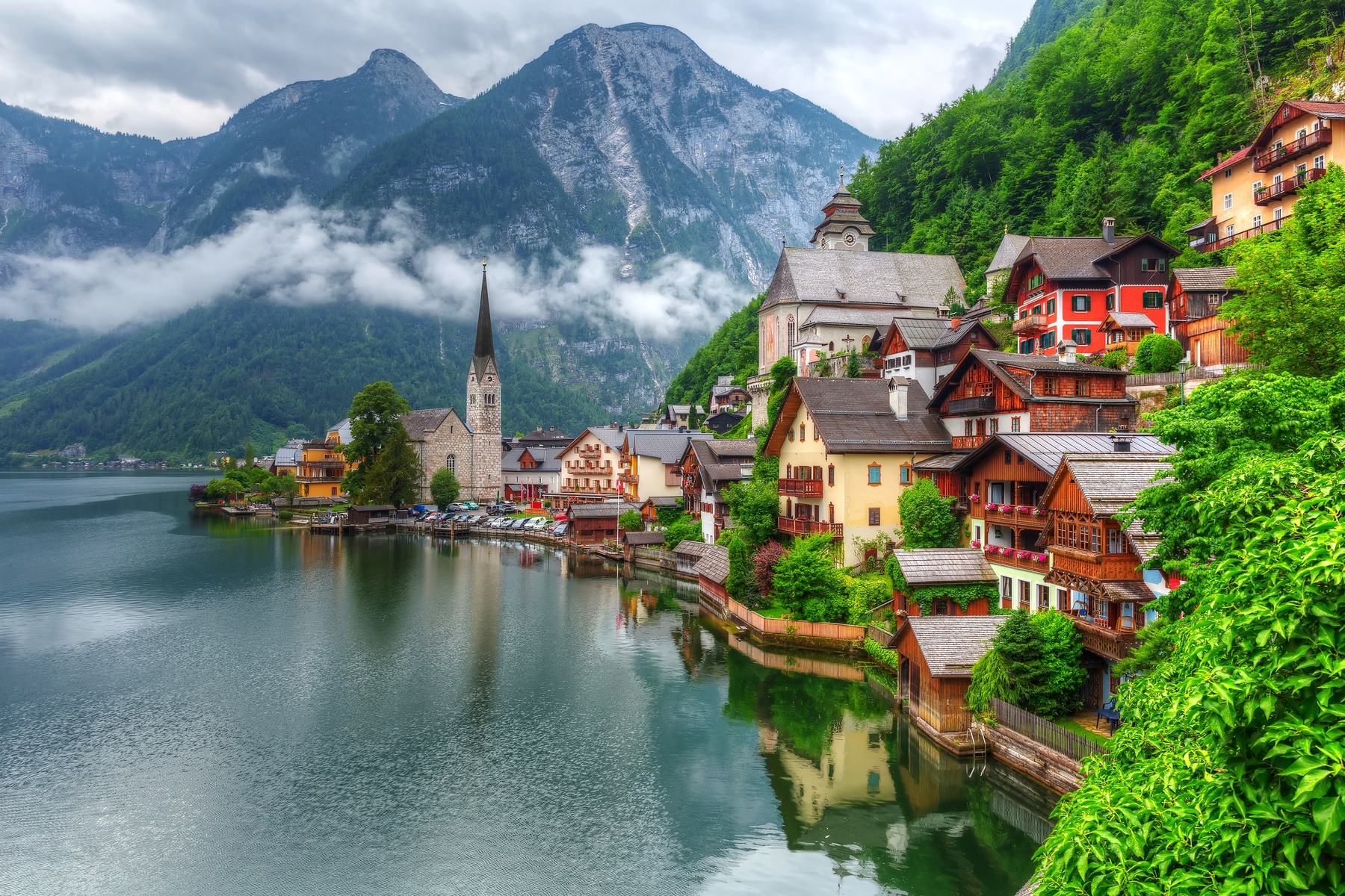 Hallstatt gehört zu jedem Alpen Roadtrip dazu