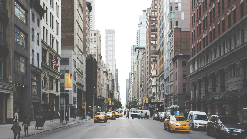 낮에 뉴욕의 북적이는 거리