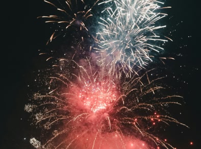 immagine di fuochi d'artificio rossi e dorati nel cielo