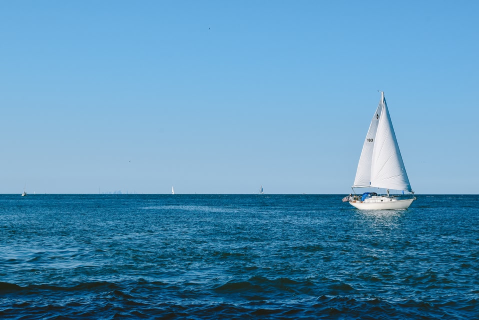 boat on Lake Ontario by Niagara-on-the-Lake on a clear day. Ontario Wine Country is one of the best weekend getaways from Toronto.