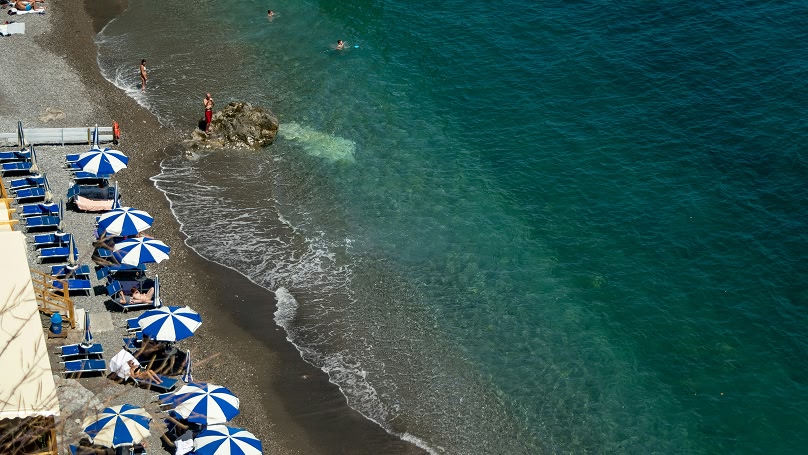 Vista aerea di una spiaggia