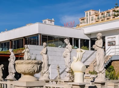 immagine all'esterno del Muthu Clube Praia da Oura con statua bianca