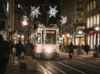 un tram che attraversa una città tutta addobbata per Natale