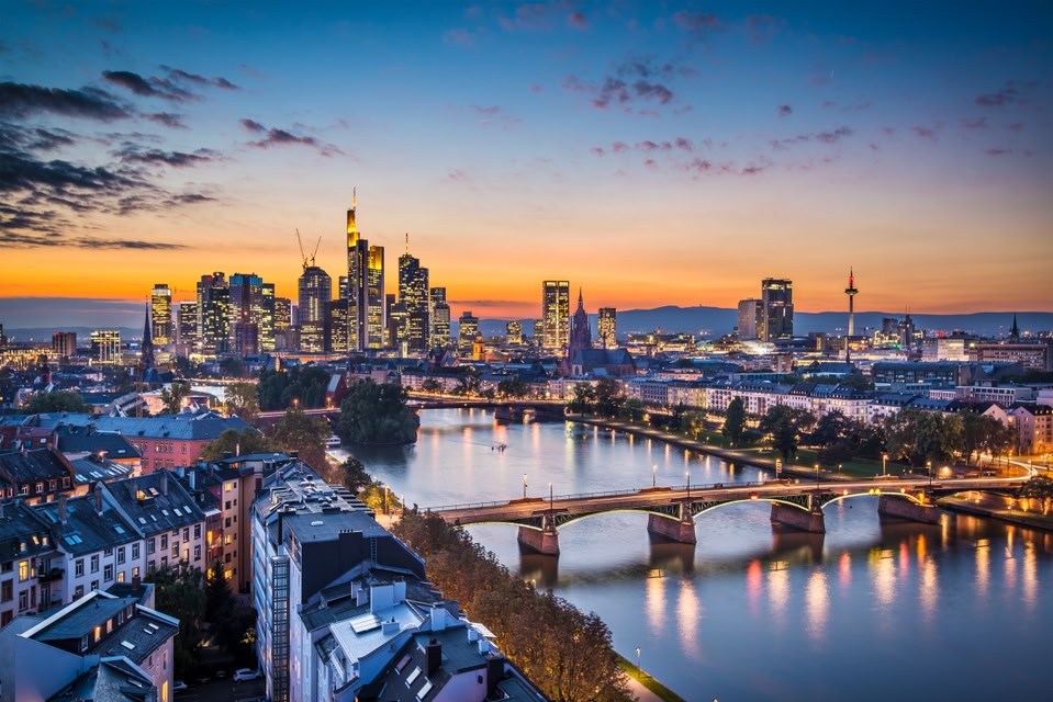 Vista aérea da cidade de Frankfurt, porta de entrada para uma viagem barata para europa