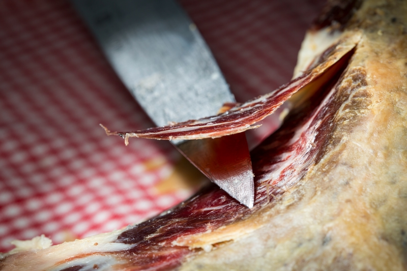 Cortando jamón de pata negra