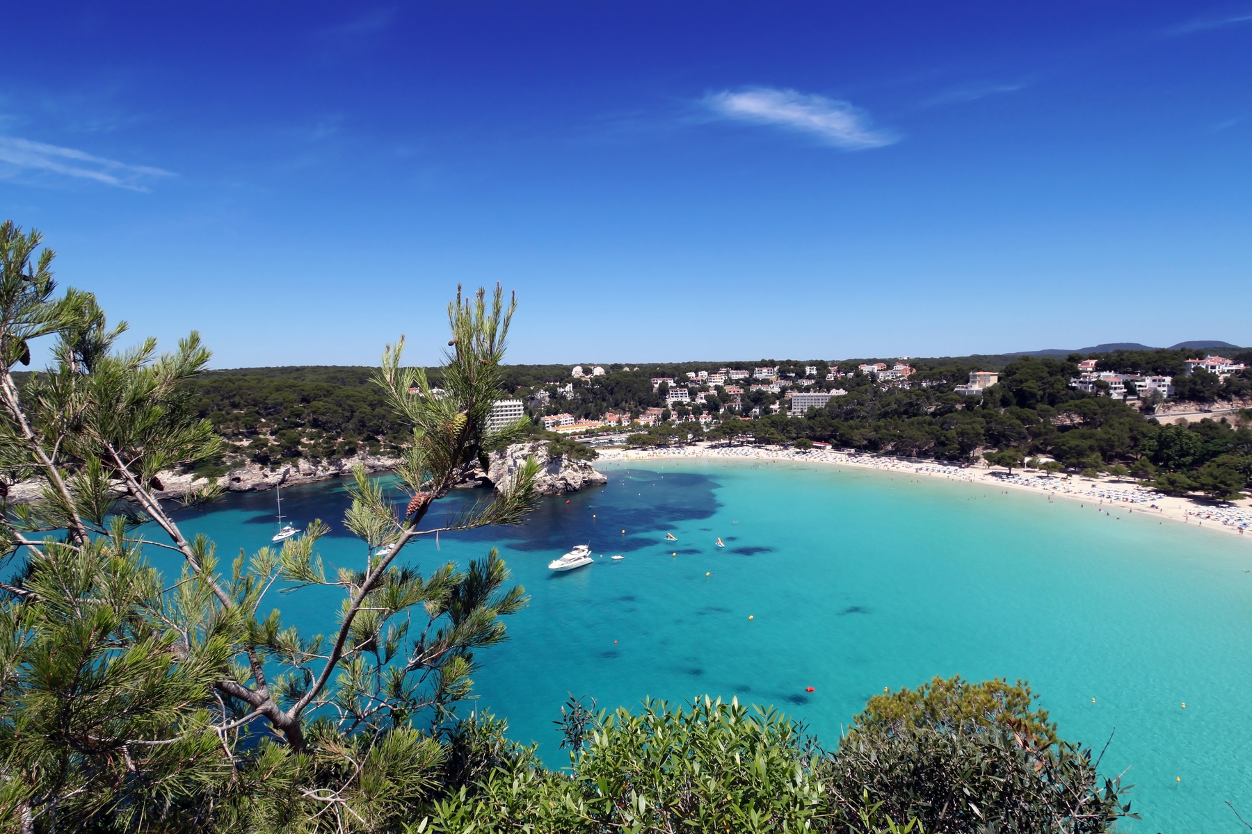 Cala Galdana, una de las mejores playas de Menorca si viajas en familia