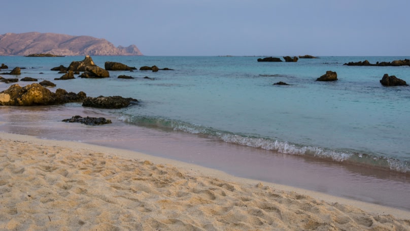 Zeeoever met helderblauwe zee op Kreta