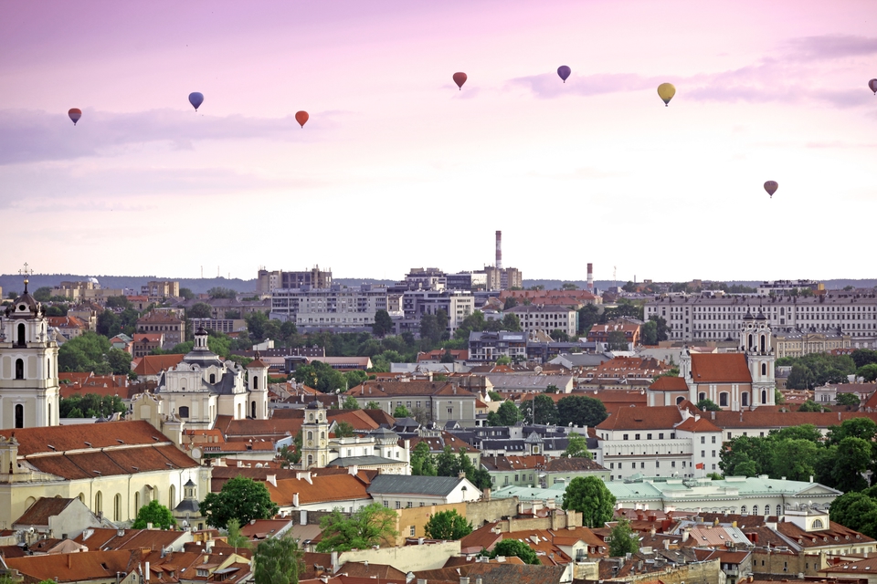 luftballonger flyger över gamla stan i Vilnius litauen