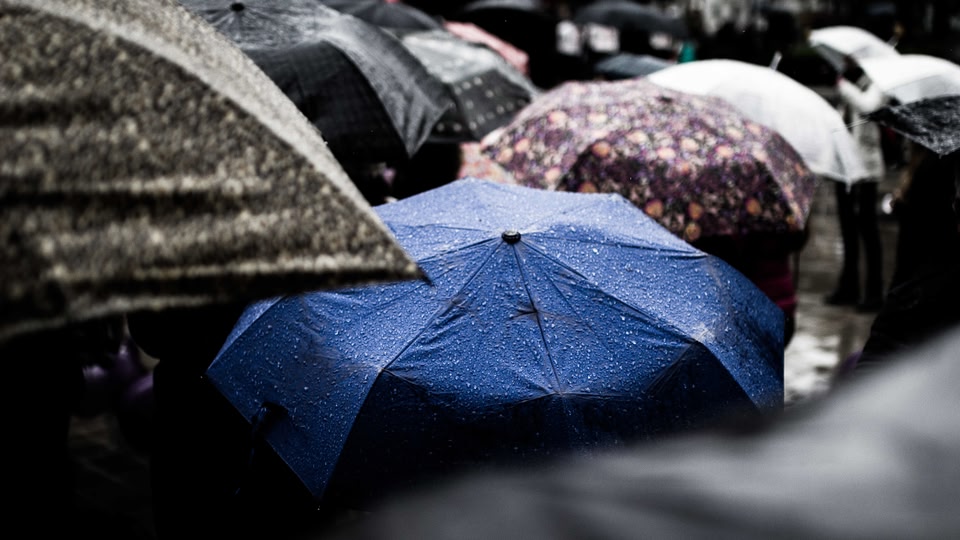Sombrinhas em um dia de chuva - Pode levar sombrinha na mala de mão?