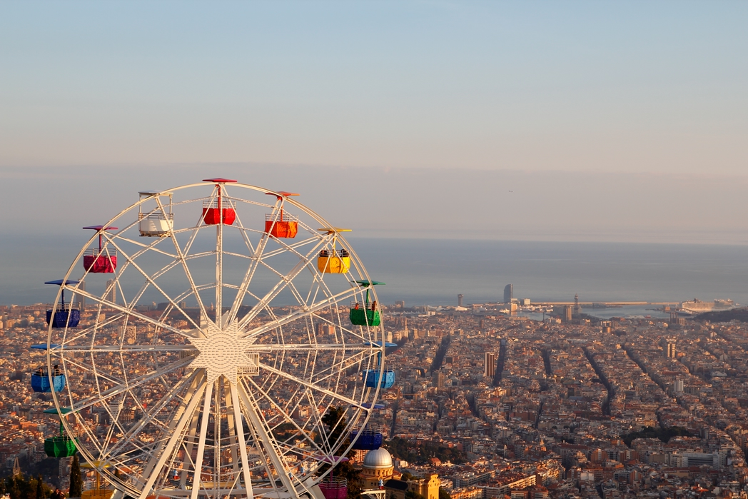 Tibidabo'daki dönmedolap ve tepeden Barselona manzarası - aileler için Kurban Bayramı tatili