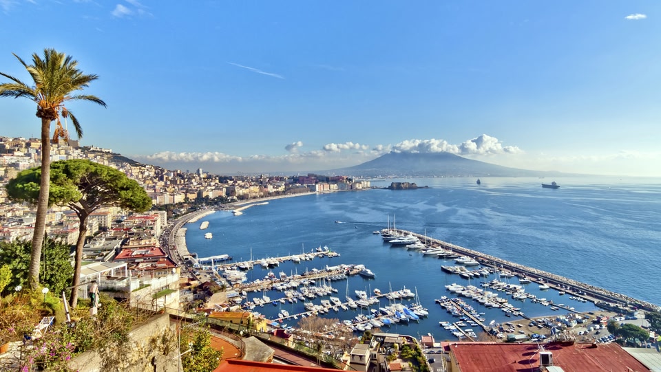 un'immagine di un porto sulla costa