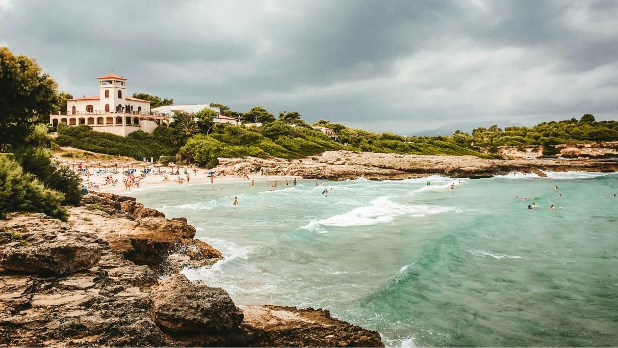 une image d'un groupe de personnes à la plage en Espagne pendant la journée