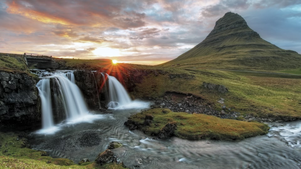 immagine di una cascata in Islanda durante il giorno