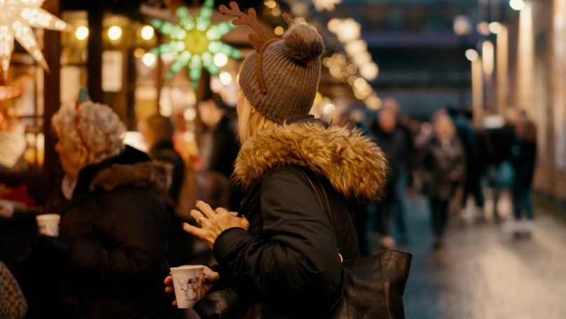 una persona che visita i mercatini di Natale di Edmburgo