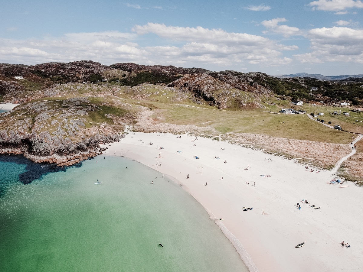 La spiaggia di Achmelvich Bay, nelle Highland scozzesi, meta perfetta per un Ferragosto last minute