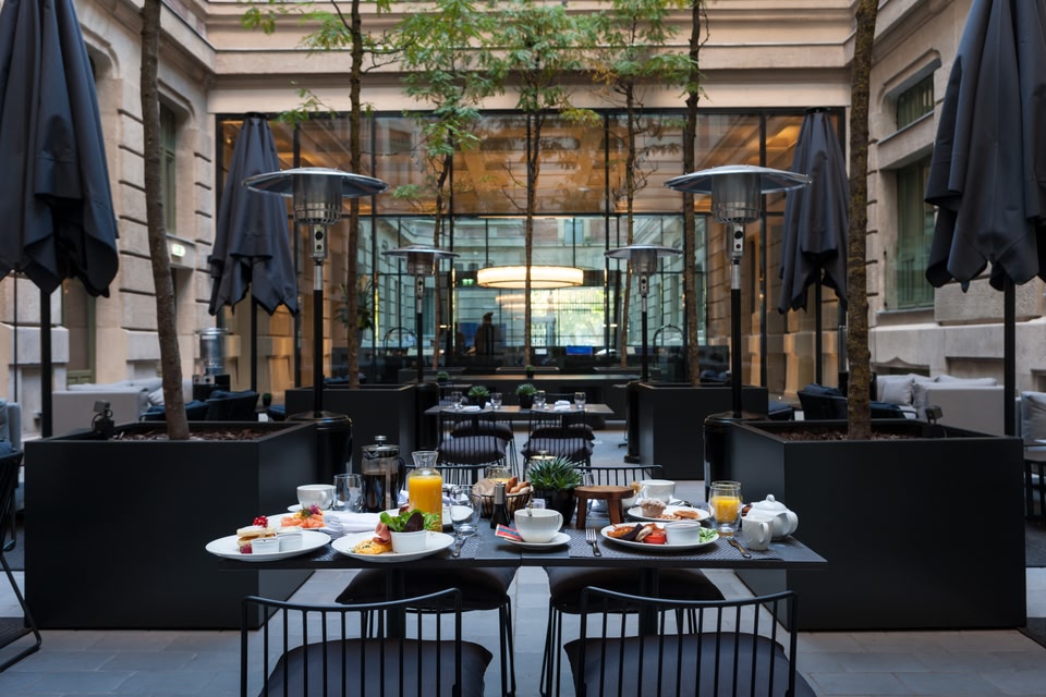 Un comedor vacío en el Kozmo Hotel Suites and Spa Budapest