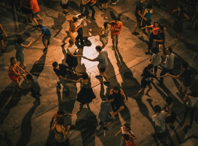 immagine di una folla di persone che ballano