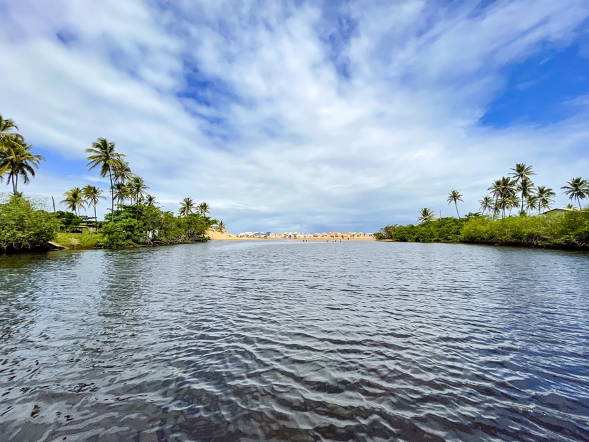 Rio Barroso com a vista das areias da Praia do Imbassaí - uma das melhores praias do litoral norte da Bahia