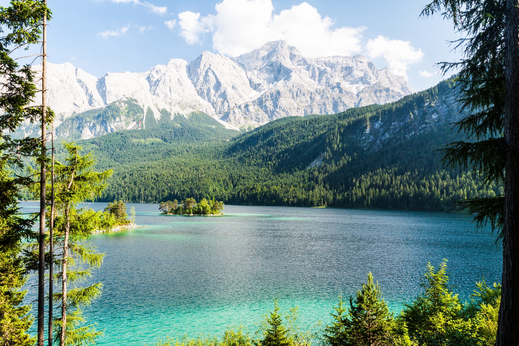 Der Eibsee mit der Zugspitze im Hintergrund