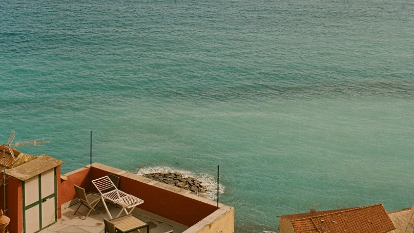 Terrazza sul tetto con vista sul mare turchese.