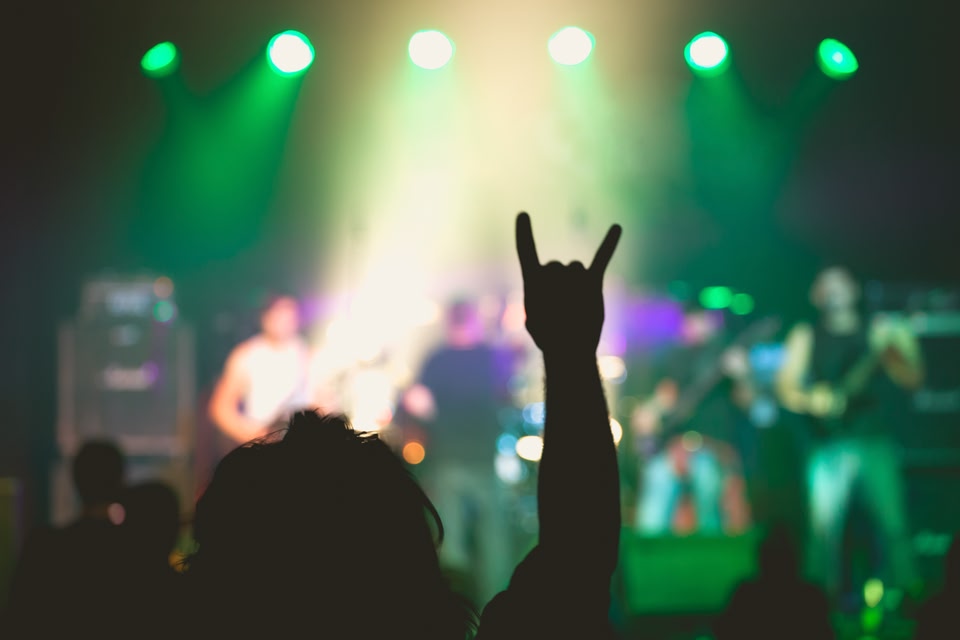 Ροκ μπάντα επί σκηνής στο φεστιβάλ Glastonbury στο Ηνωμένο Βασίλειο.