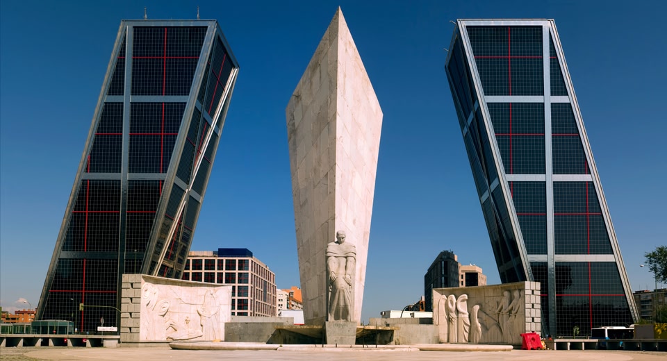 Οι φουτουριστικοί πύργοι στην Puerta de Europa, ένα απ' τα τοπ αξιοθέατα της Μαδρίτης