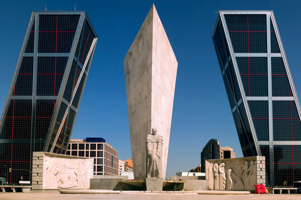 Οι φουτουριστικοί πύργοι στην Puerta de Europa, ένα απ' τα τοπ αξιοθέατα της Μαδρίτης