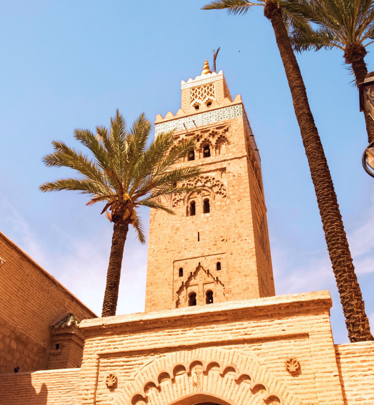 L'imposante mosquée Koutoubia entourée de palmiers à Marrakech, au Maroc.