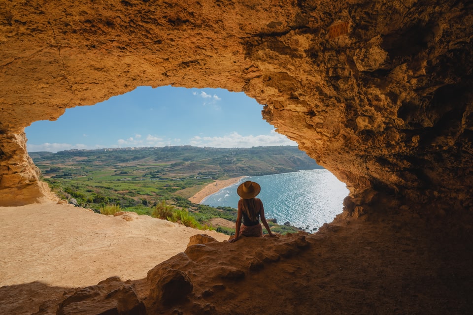 La grotte de Tal-Mixta sur Gozo, avec vue sur la baie de Ramla