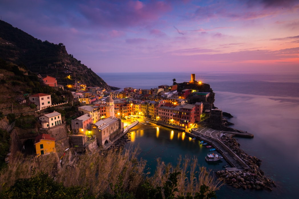 Ηλιοβασίλεμα στα Cinque Terre - νυχτερινή ζωή στη Γαλλική και την Ιταλική Ριβιέρα
