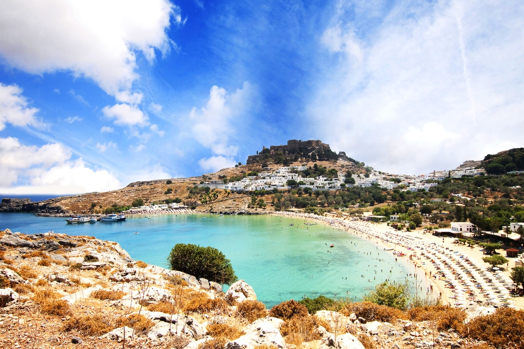 Κόλπος στη Ρόδο με τιρκουάζ νερά