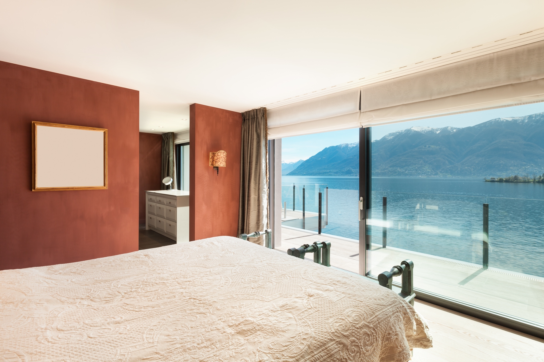 Quarto de hotel com vista para um lago