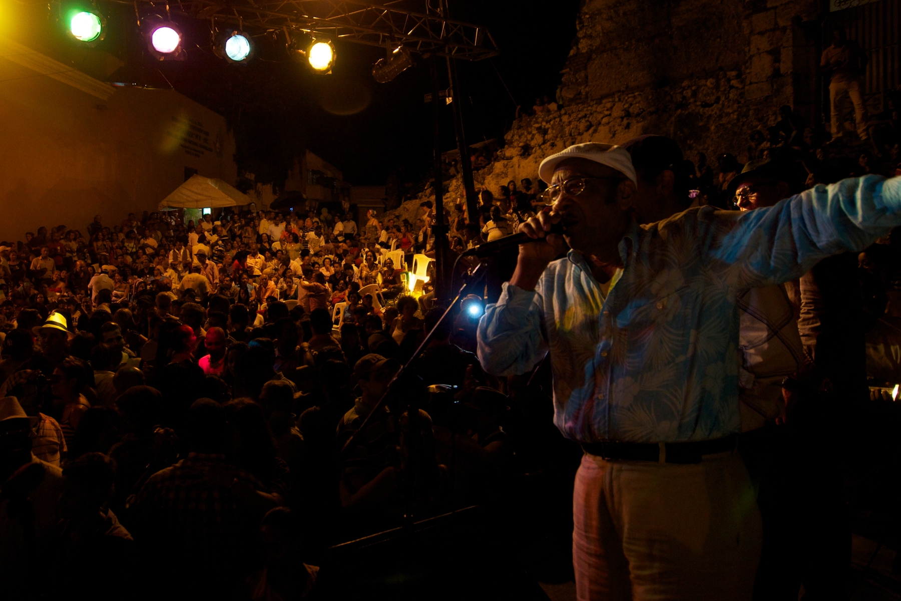 Бесплатное музыкальное представление группы Bonyé на монастырских руинах