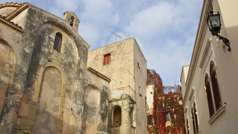 Immagine delle mura esterne del Castello Aragonese