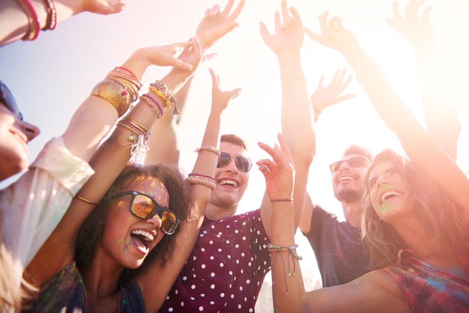 Παρέα φίλων διασκεδάζει στο Coachella.