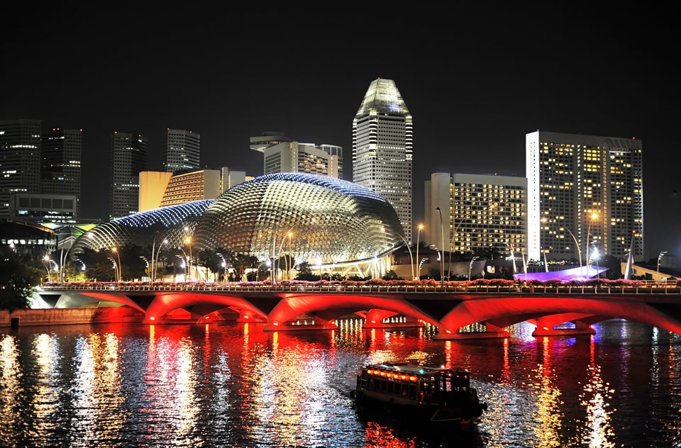 Το Esplanade - Theatres on the Bay φωτισμένο τη νύχτα - πώς να περάσετε 72 ώρες στη Σιγκαπούρη