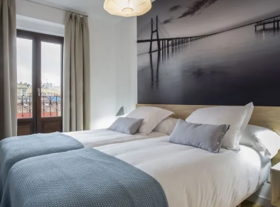 una camera da letto dello Slow Suites Luchana