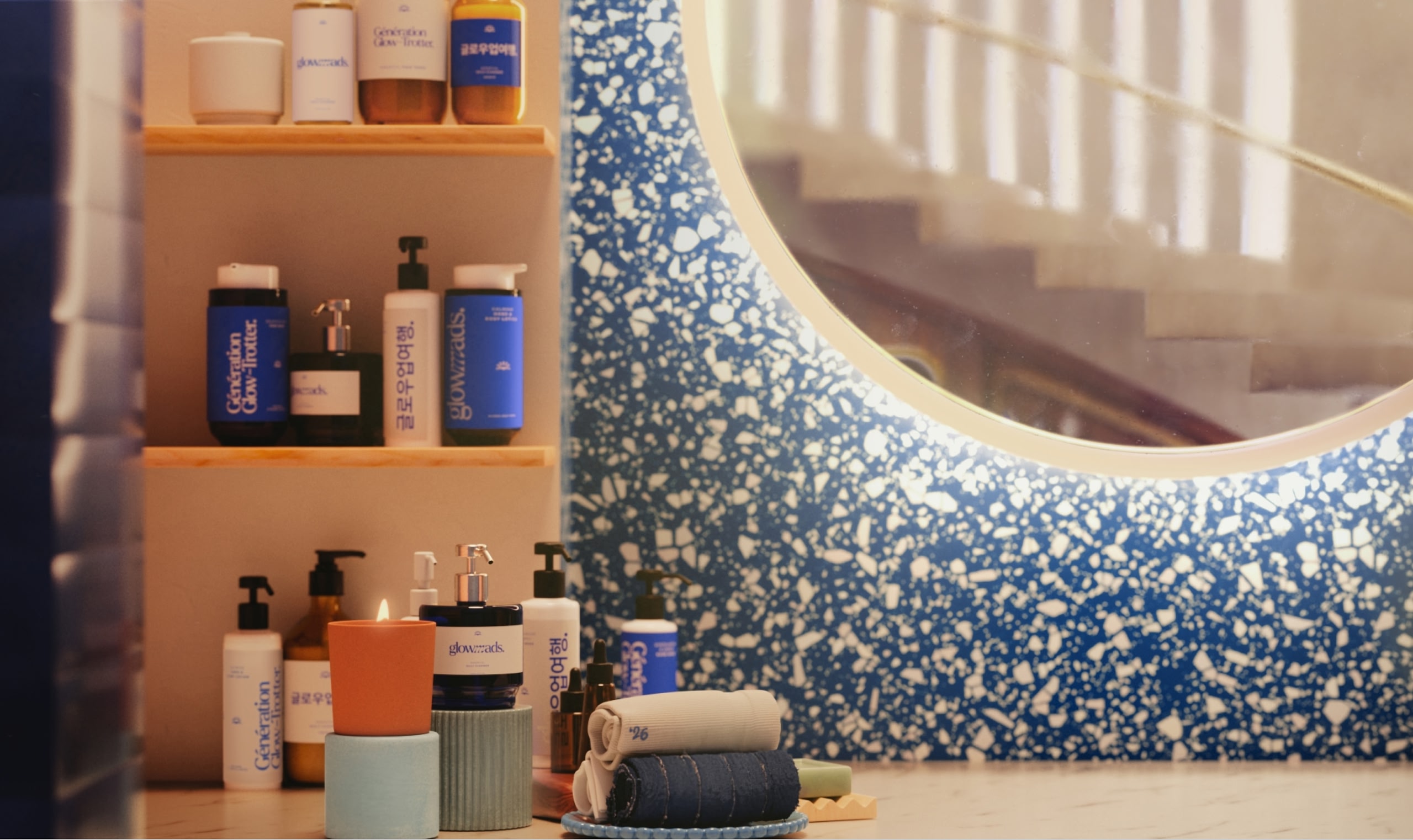 Repisa de baño con productos de belleza de lujo, una planta verde en una maceta de terracota y una vela encendida