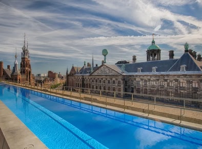 une photo de la piscine sur le toit de l'hôtel W Amsterdam