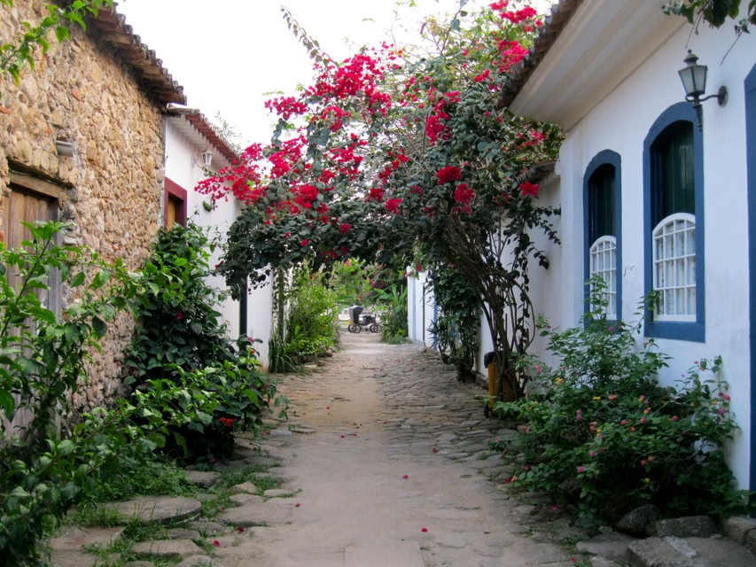 Ruas floridas em Paraty
