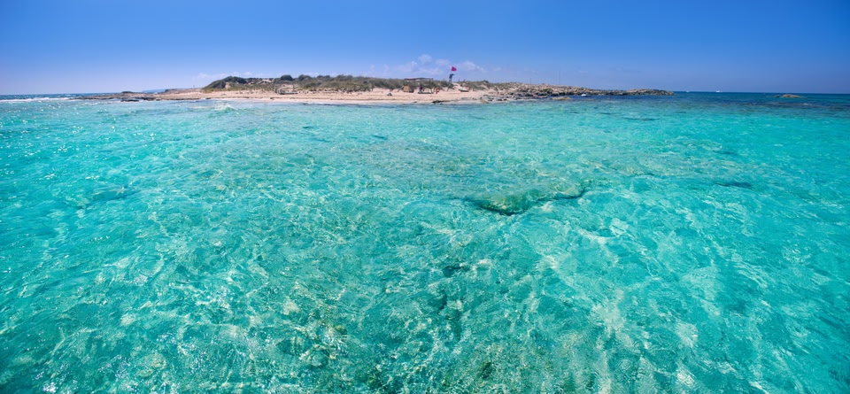 Aguas tropicales en Espalmador en Formentera