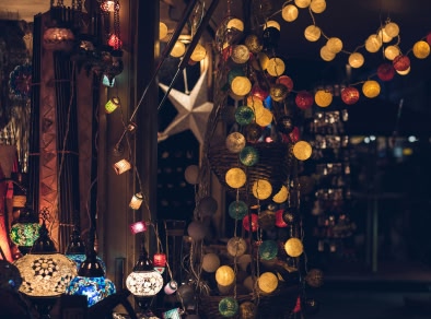 Luci di Natale colorate sul lato di una bancarella del mercato di Natale