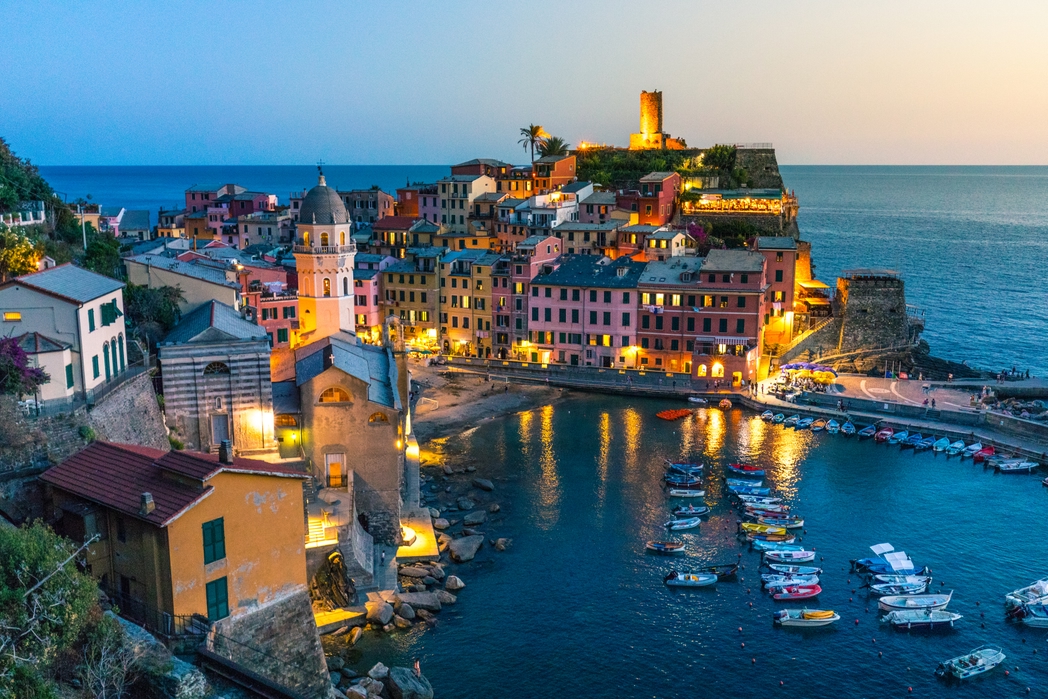 H Vernazza, Cinque Terre, Ιταλία το ηλιοβασίλεμα - Γαλλική εναντίον Ιταλικής Ριβιέρας