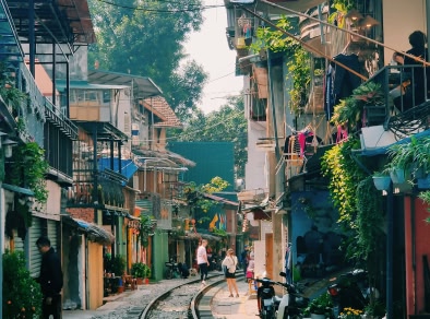 Imagen de la calle del tren en Hanoi