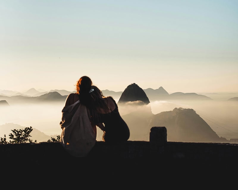 Sombra pareja en la montaña bienestar Skyscanner