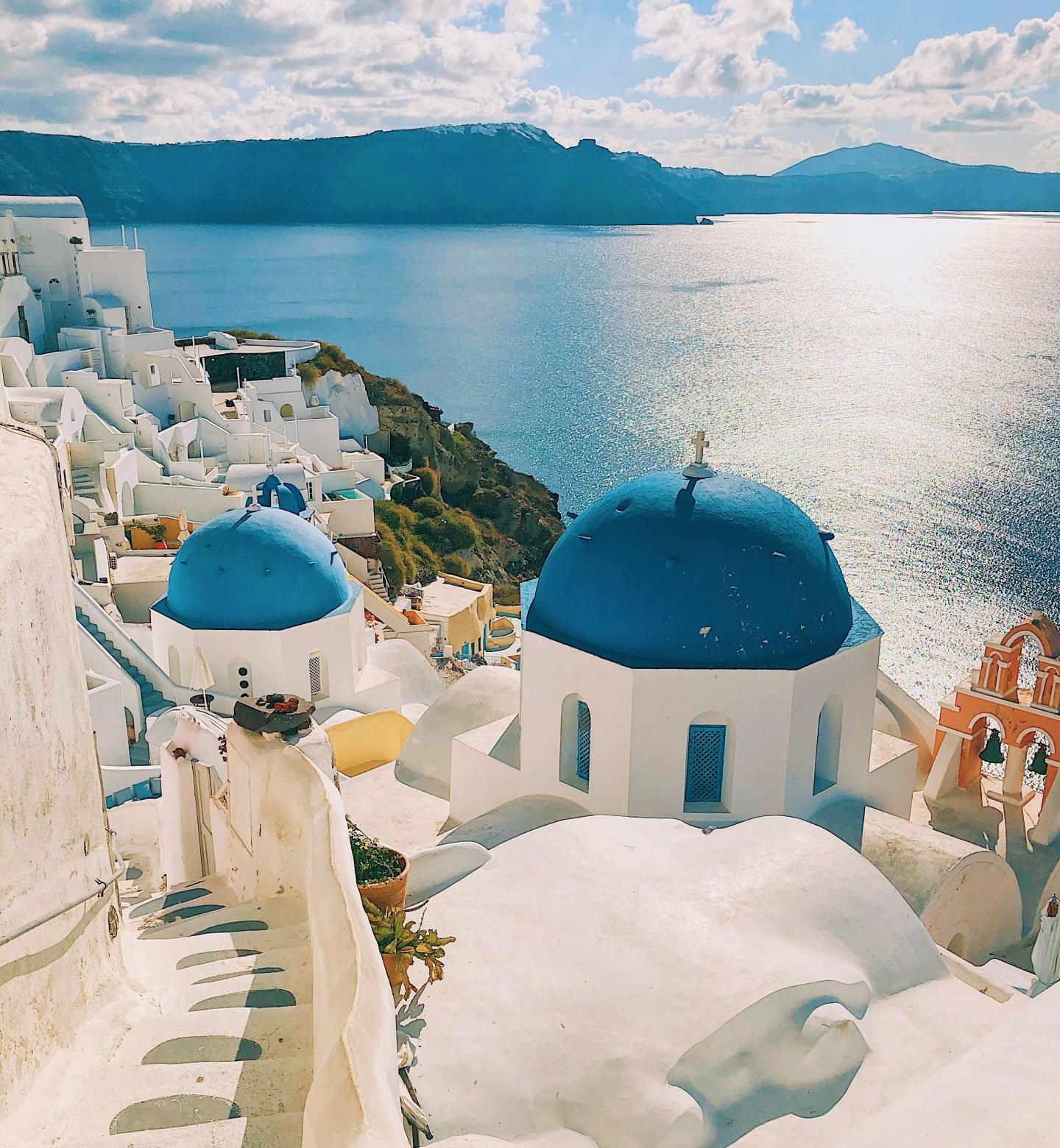 Edifici imbiancati a calce e cupole blu a Santorini, in Grecia, che si affacciano sul Mar Egeo.