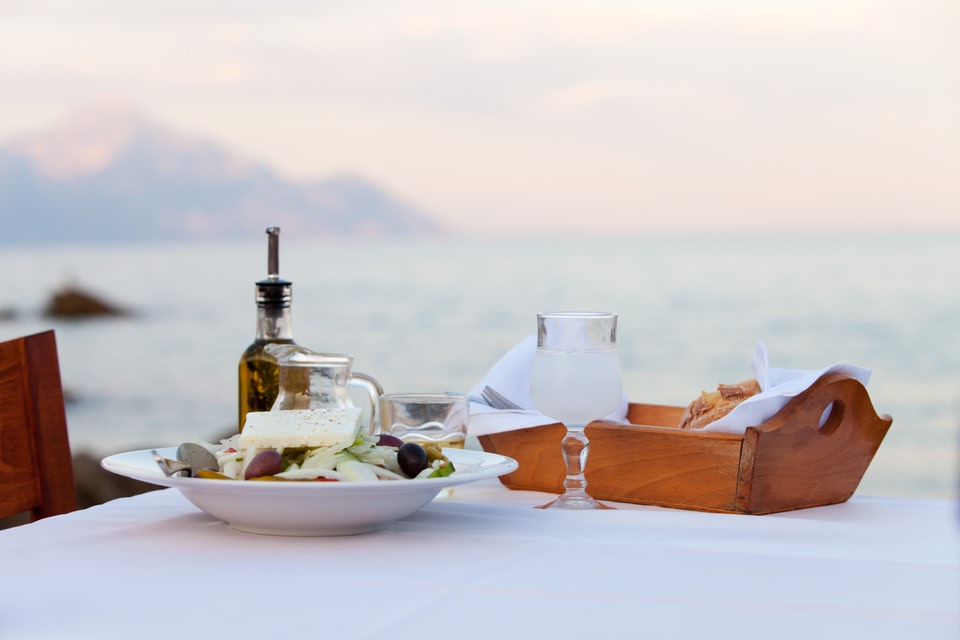 Τραπέζι με oύζο και χωριάτικη σαλάτα