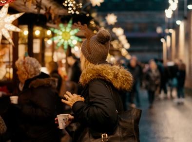 une femme se tenait aux marchés de Noël